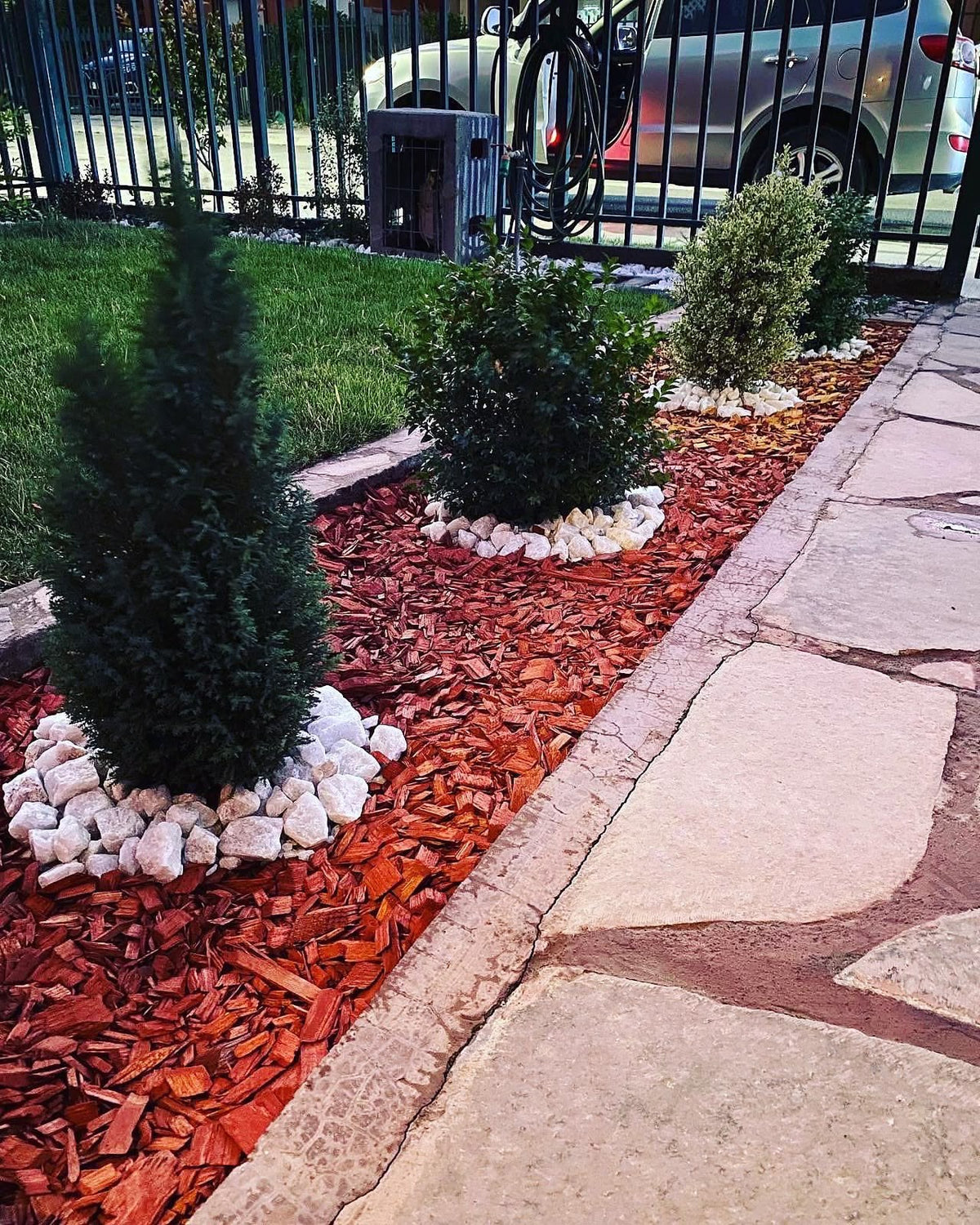 Jardín con cuarzo blanco y mulch rojo