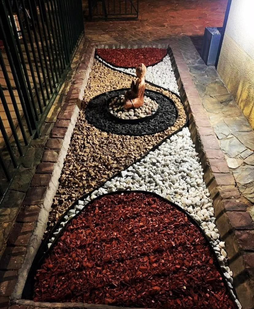 Diseño de jardín con piedra ágata, cuarzo y mulch