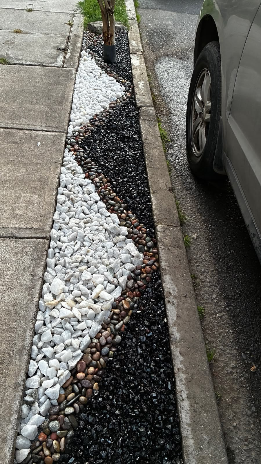 Camino decorativo con piedra negra y cuarzo blanco